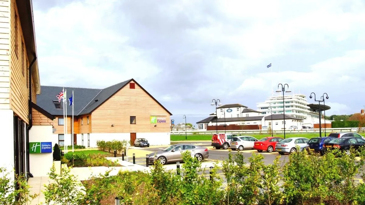 Business 51 image HOLIDAY INN EXPRESS LONDON - EPSOM DOWNS, AN IHG HOTEL