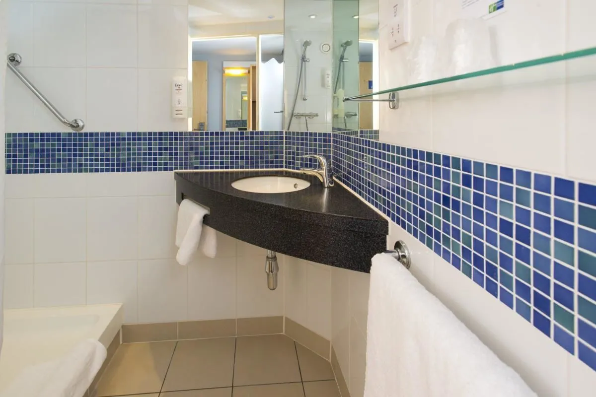 Business 17 image HOLIDAY INN EXPRESS LONDON - EPSOM DOWNS, AN IHG HOTEL
