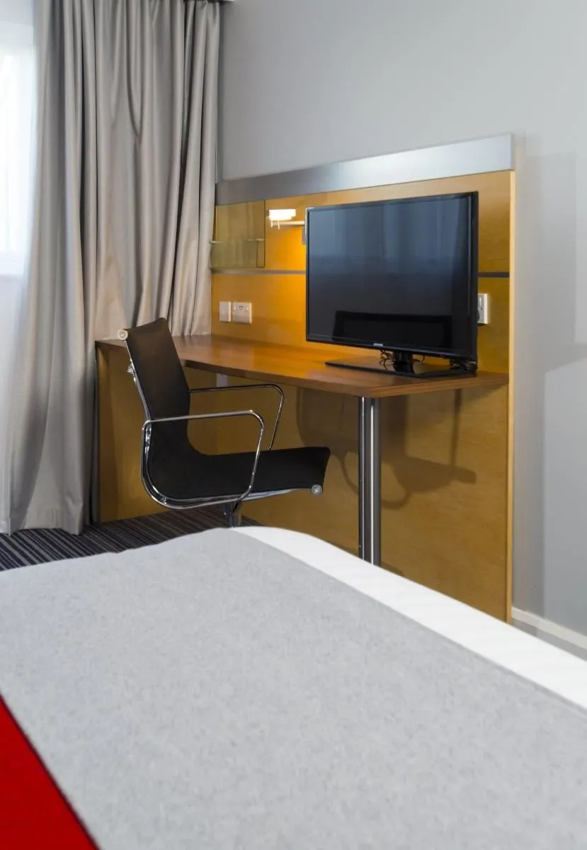 Business 31 image HOLIDAY INN EXPRESS LONDON - EPSOM DOWNS, AN IHG HOTEL
